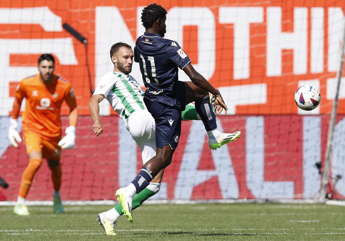 Mohamed-Ali Cho pelea por un balón con el jugador del Betis German Pezzella.