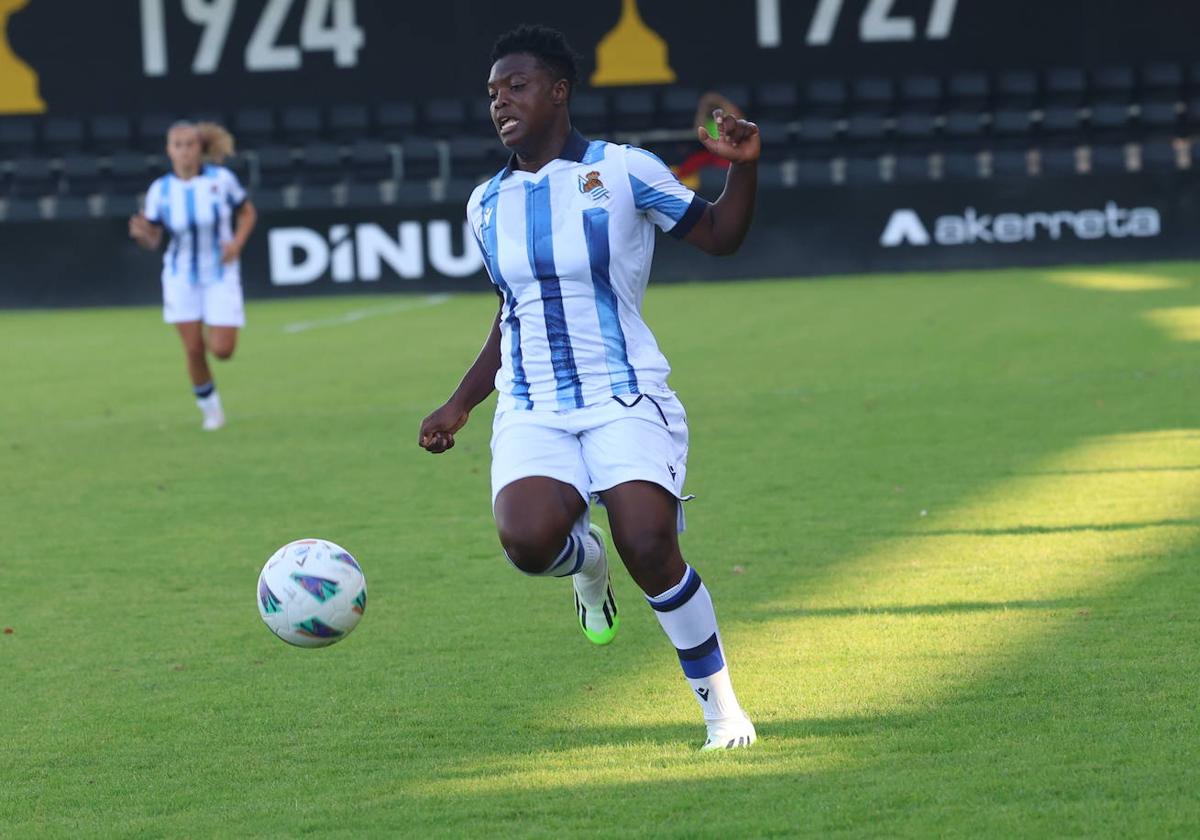 Jacqueline conduce el balón en el encuentro de este jueves en Gal contra el Flamengo.