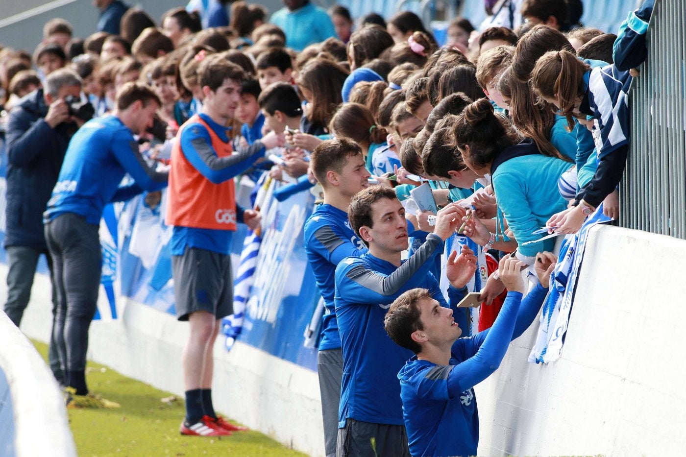 Los aficionados podrán pedir firmas este martes a los jugadores en Zubieta.