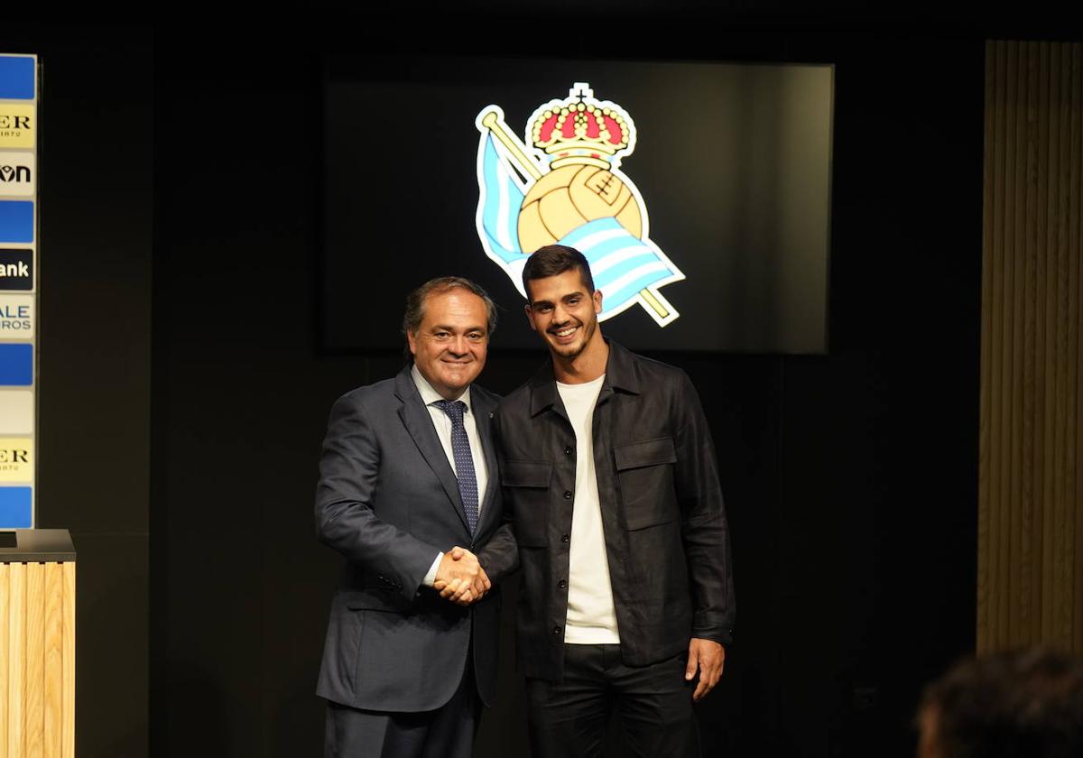 Aperribay estrecha la mano de André Silva este lunes en Zubieta.
