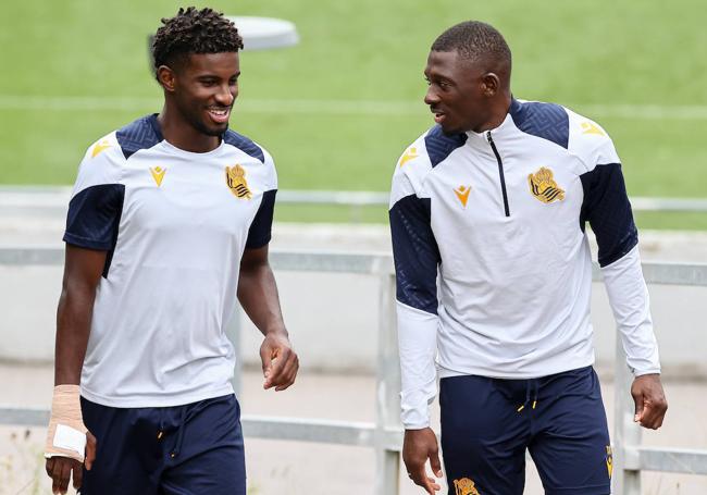 Choy Traoré charlan antes del entrenamiento.