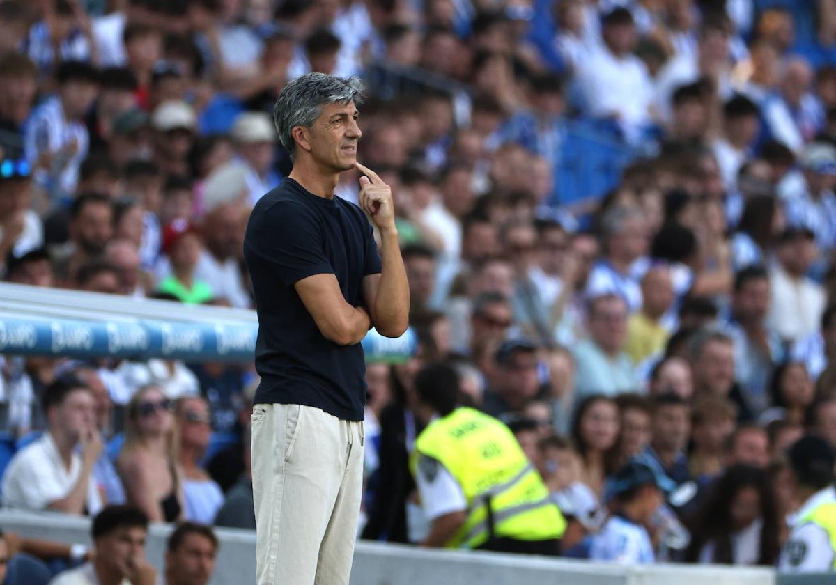 Imanol Alguacil, pensativo durante el partido entre la Real y el Celta