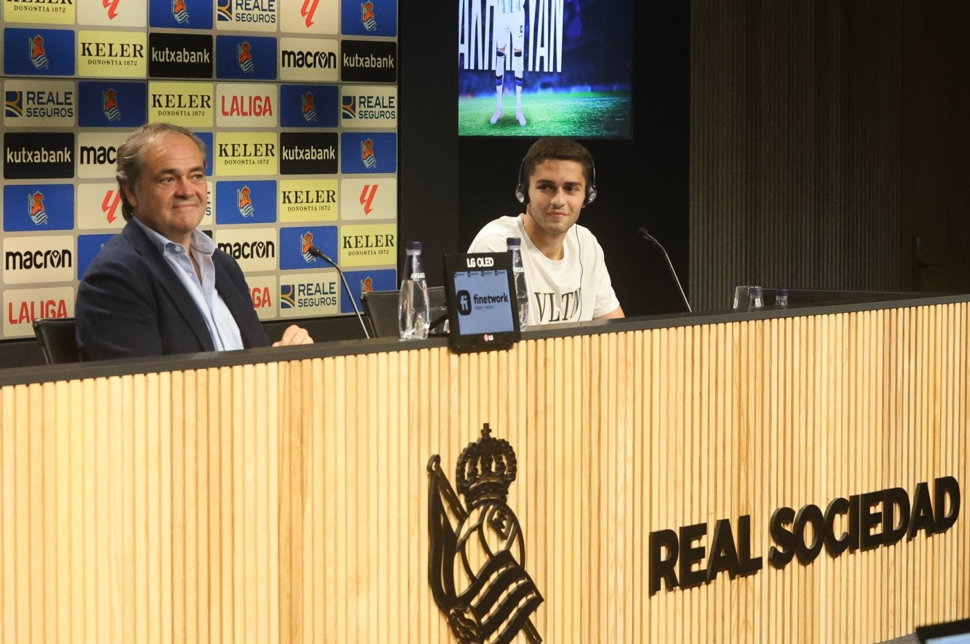 Jokin Aperribay y Arsen Zakharyan atienden las preguntas de los periodistas en la sala de prensa del Reale Arena.