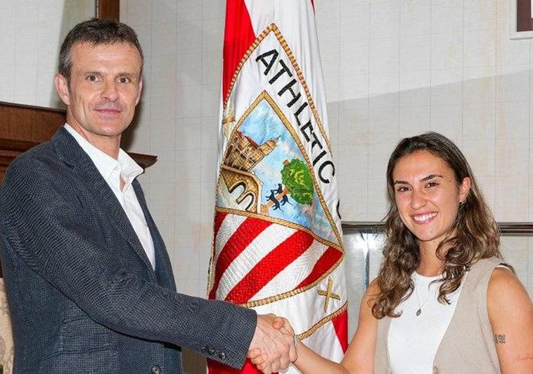 Uriarte, presidente del Athletic, saluda a Nahikari García, nueva jugadora rojiblanca.
