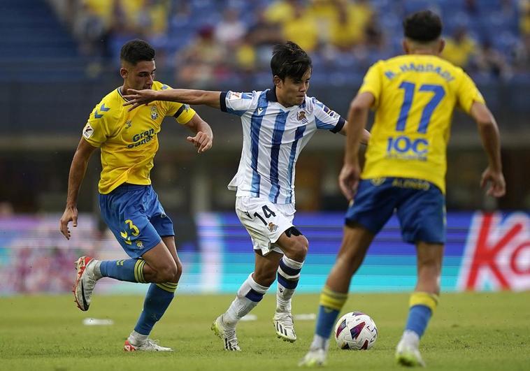 Kubo conduce el balón perseguido por Cardona y ante la presencia de Munir en el partido contra el Las Palmas.