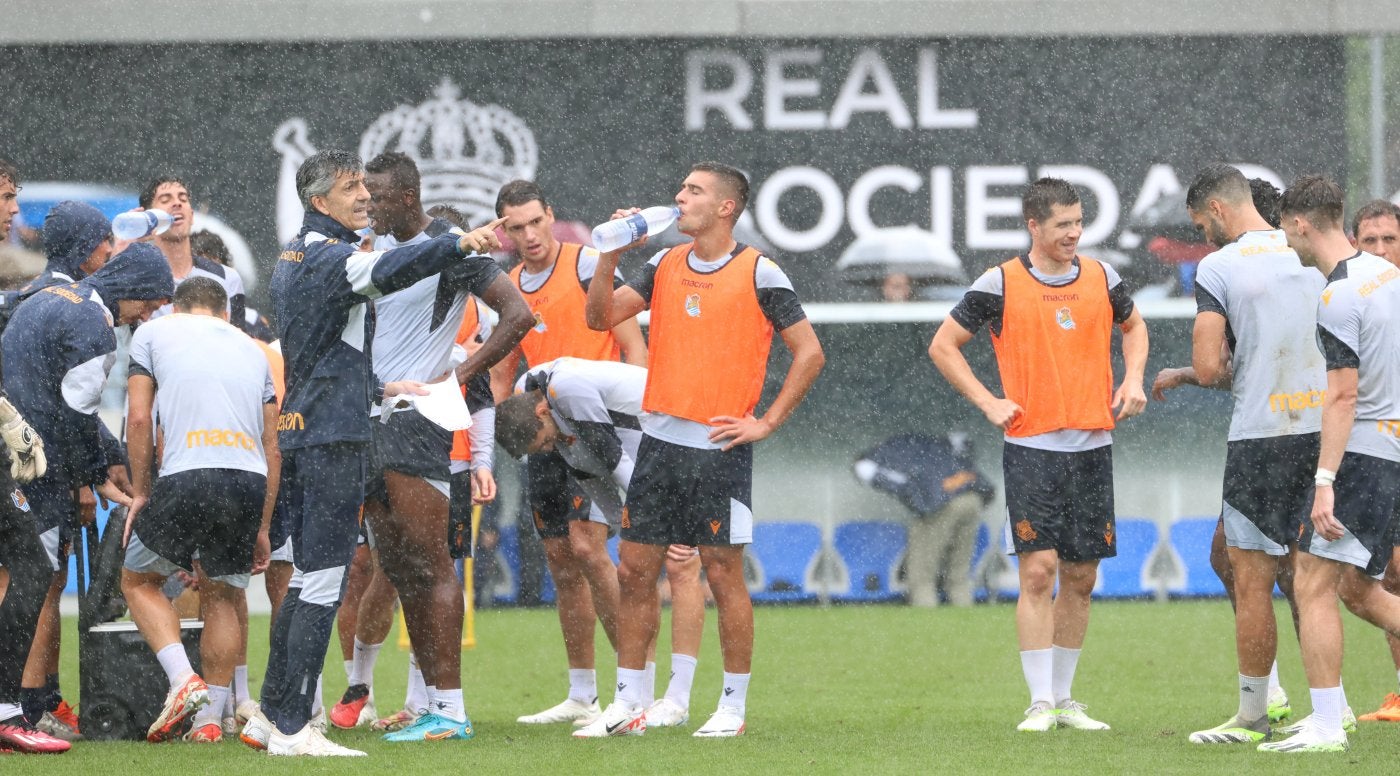Imanol da instrucciones a sus jugadores en el entrenamiento de este lunes en Zubieta, que contó con la presencia de público.