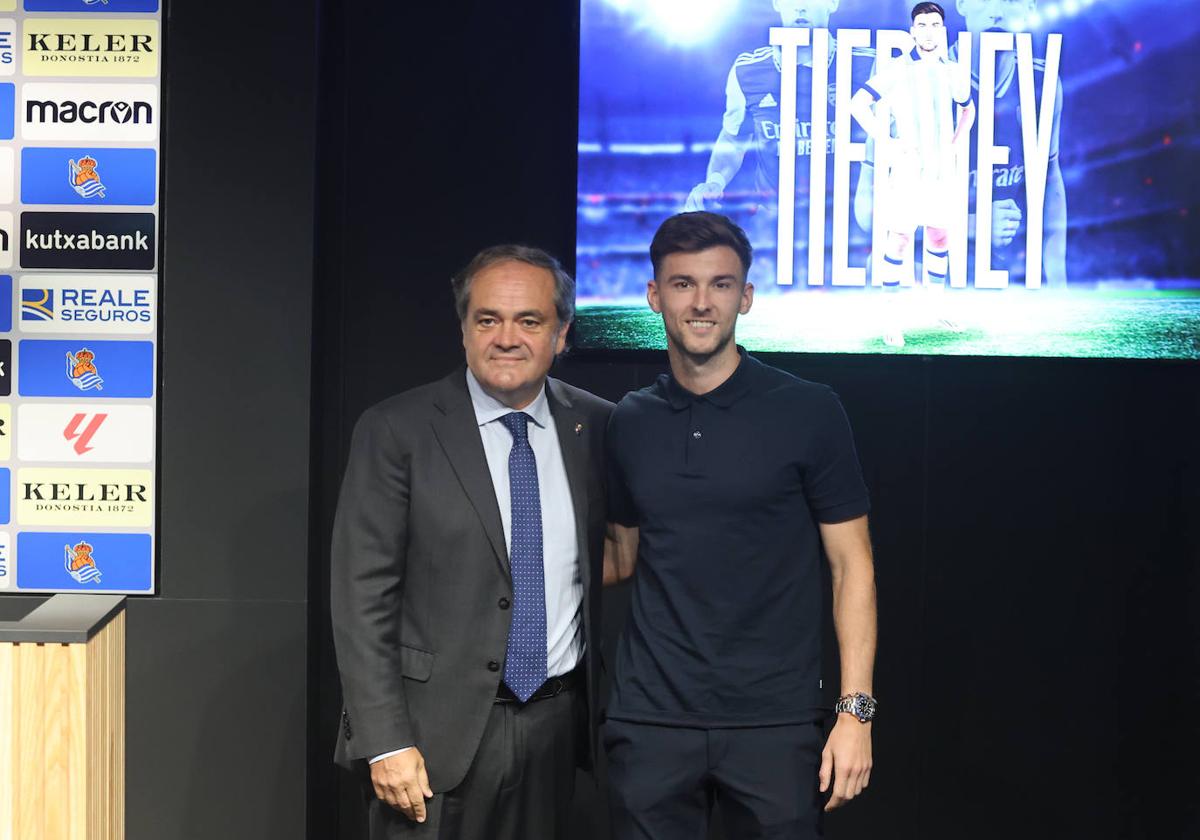 Jokin Aperribay y Kieran Tierney, en la presentación del escocés como jugador de la Real.