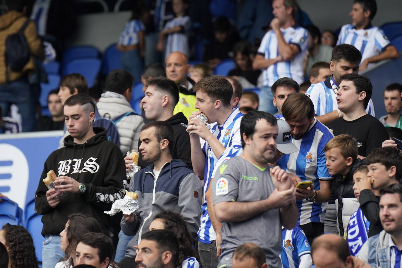 Las fotos de la afición txuri-urdin en el Reale Arena