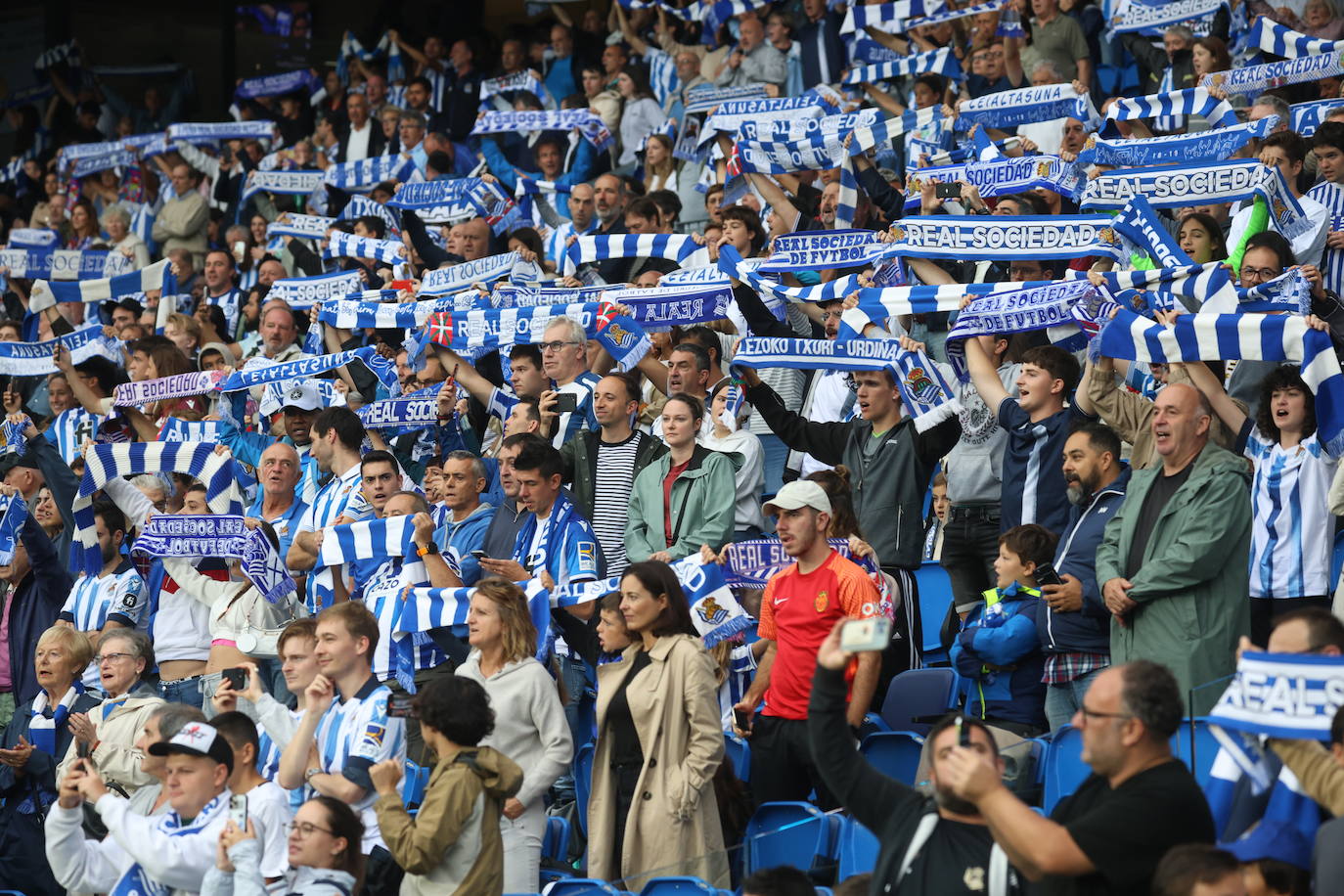 Las fotos de la afición txuri-urdin en el Reale Arena