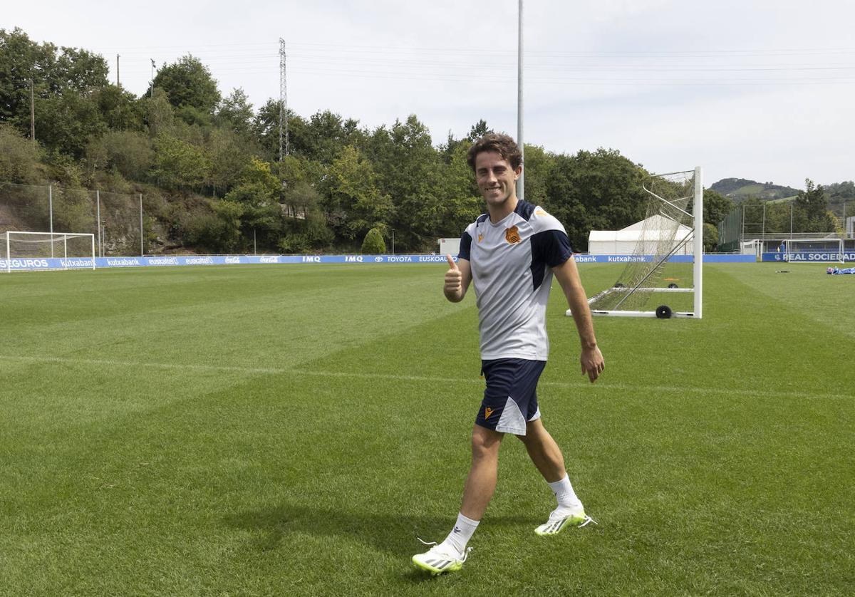Álvaro Odriozola, en el primer entrenamiento que completó este domingo con sus nuevos compañeros de la Real Sociedad en Zubieta.