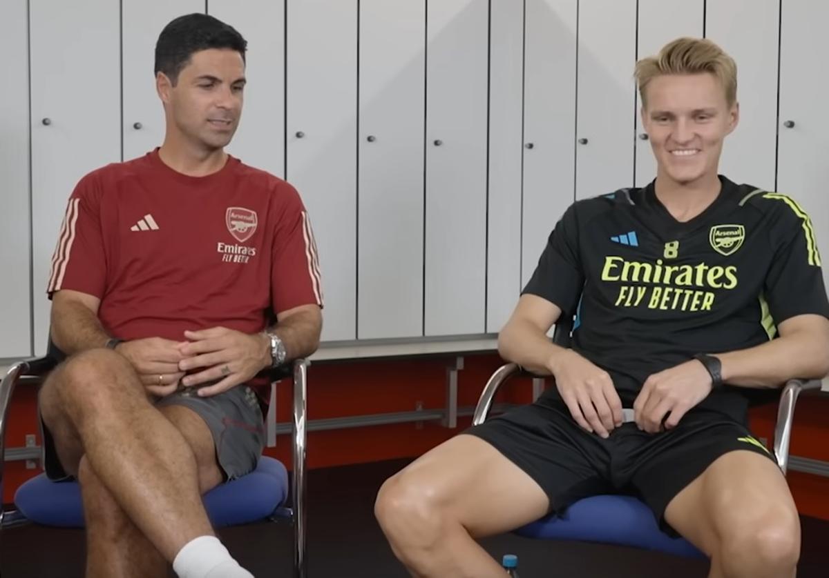 Mikel Arteta y Martin Odegaard, sonríen en el vídeo que ha subido el Arsenal a sus redes.