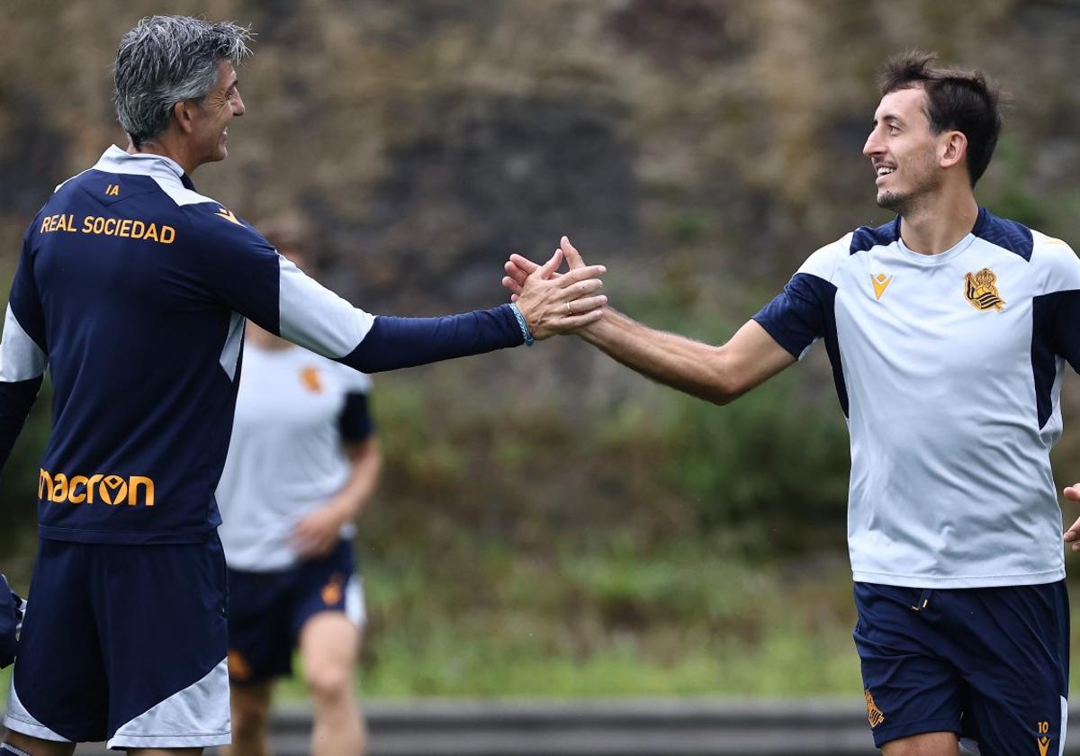 Imanol y Oyarzabal chocan sus manos en el inicio del entrenamiento de ayer en Zubieta.