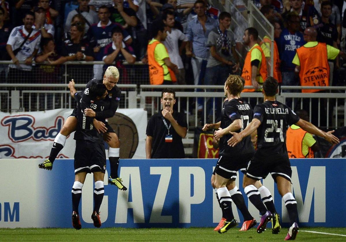 Griezmann es levantado por Vela tras el gol de chilena al Lyon, mientras Zurutuza y De la Bella corren hacia él para felicitarle.