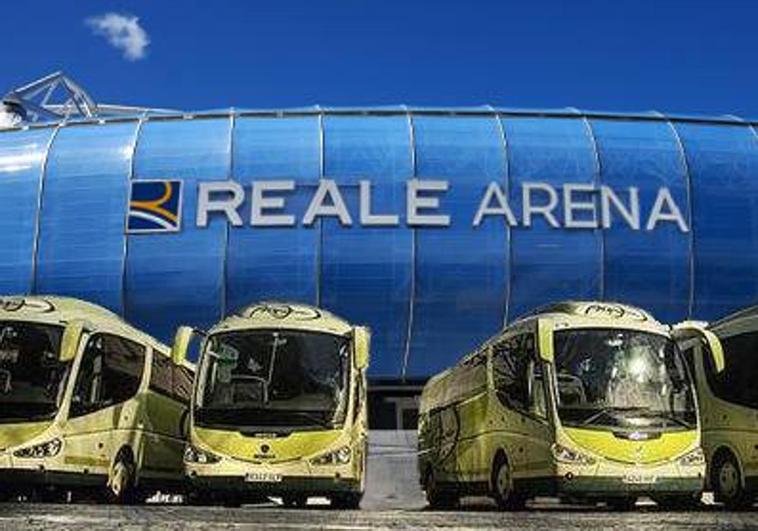 La falta de autobuses y conductores también llega al fútbol y deja a 255 socios de la Real sin transporte para esta noche