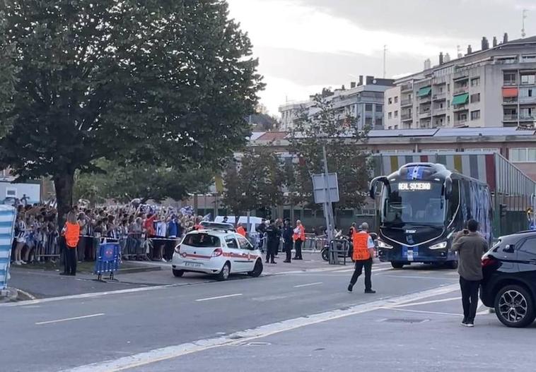 El autobús de la Real ya está en el campo