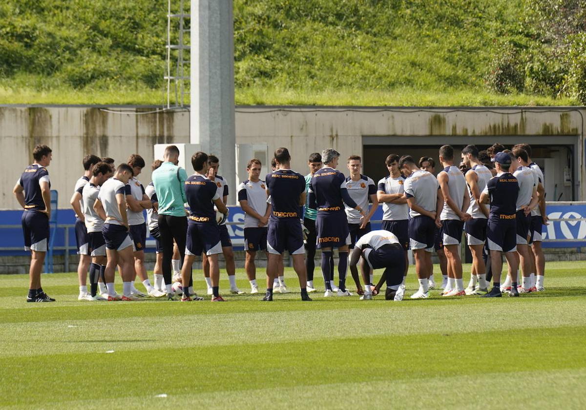 Imanol da instrucciones a los jugadores este martes en Zubieta