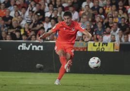 Carlos Fernández remata tras zafarse de Diakhaby y marcar su primer gol de la temporada.