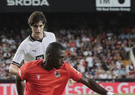 Hamari Traoré protege el balón ante Javi Guerra en el choque de este miércoles disputado en Mestalla.