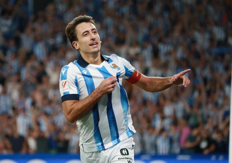 Mikel Oyarzabal celebra señalándose el escudo el tercer gol de la Real Sociedad.