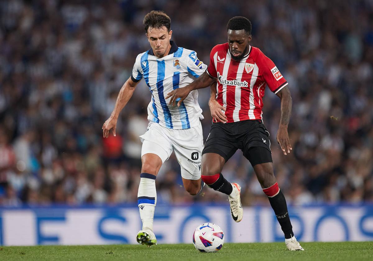 Zubimendi y Williams pugnan por un balón.