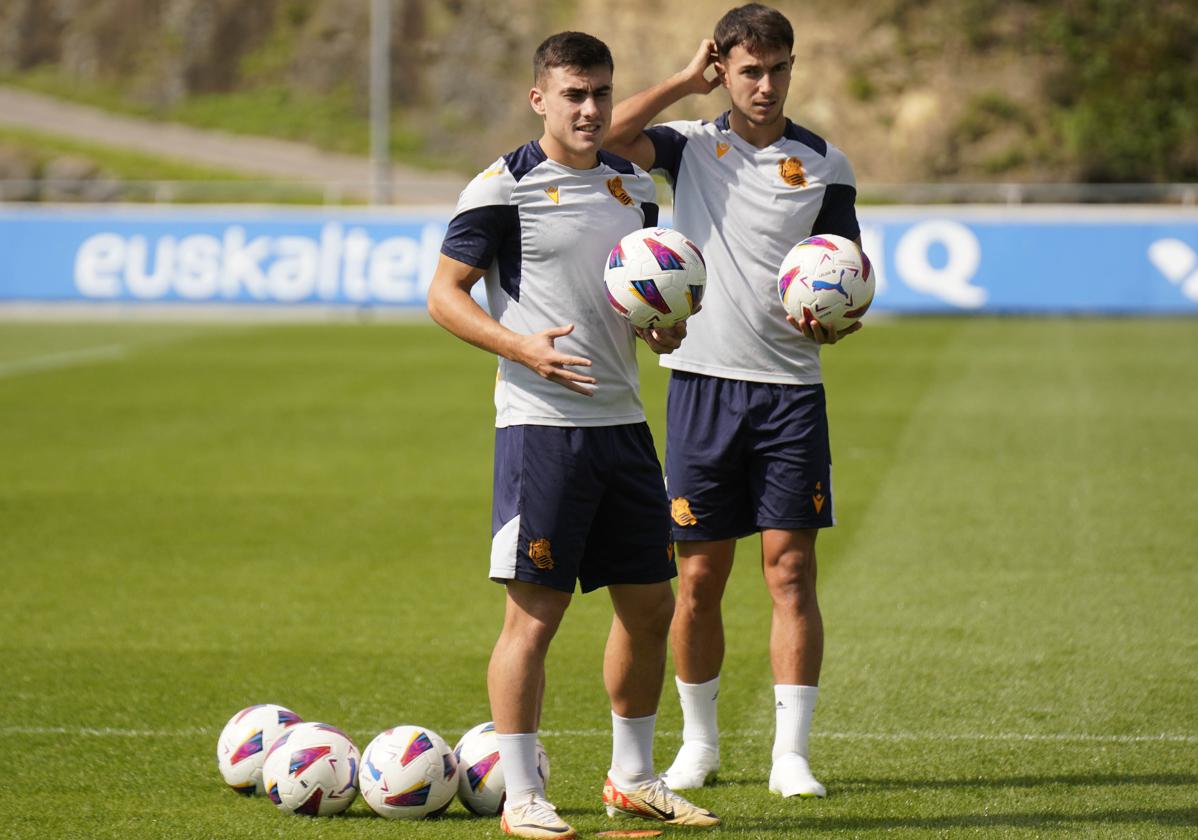 Ander Barrenetxea y Martin Zubimendi durante un entrenamiento en Zubieta