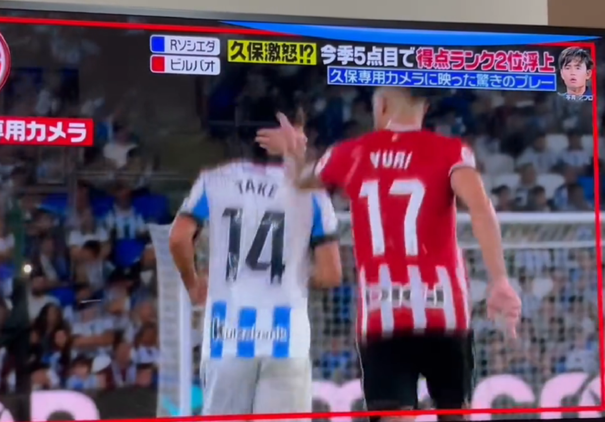 Retransmisión de la televisión japonesa en el que se aprecia el momento en el que Yuri da varias collejas a Kubo