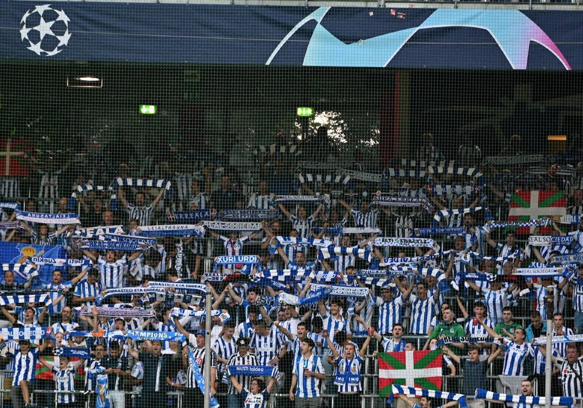 500 aficionados de la Real acudieron al encuentro de Salzburgo.