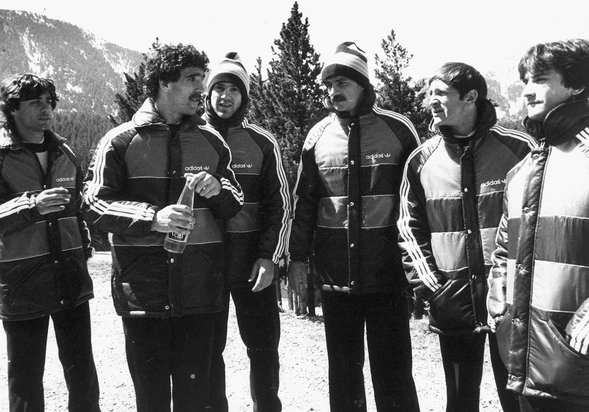 López Ufarte, Zamora, Arconada, Satrústegui, Periko Alonso y Uralde, en la concentración de 1982 en Sierra Nevada.