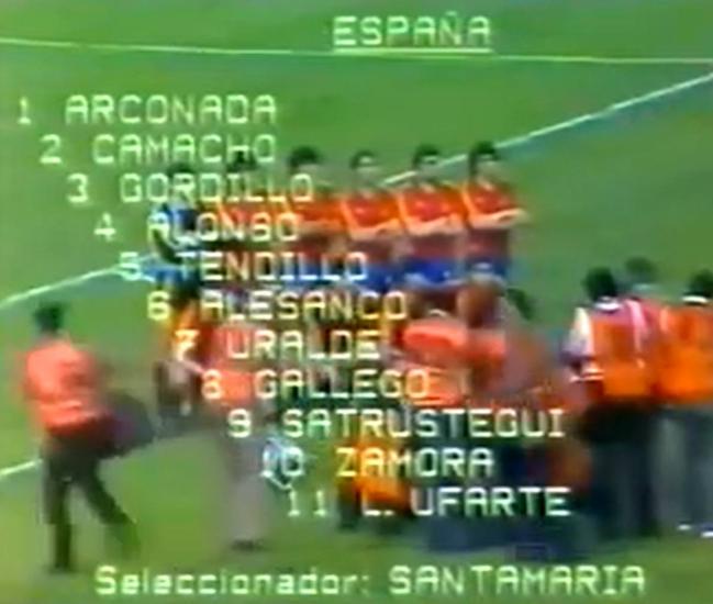 Captura de los jugadores de España posando antes del amistoso contra Suiza con el once inicial sobreimpresionado.