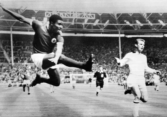 Eusébio, en la final de la Copa de Europa de 1965 ante el Milan.