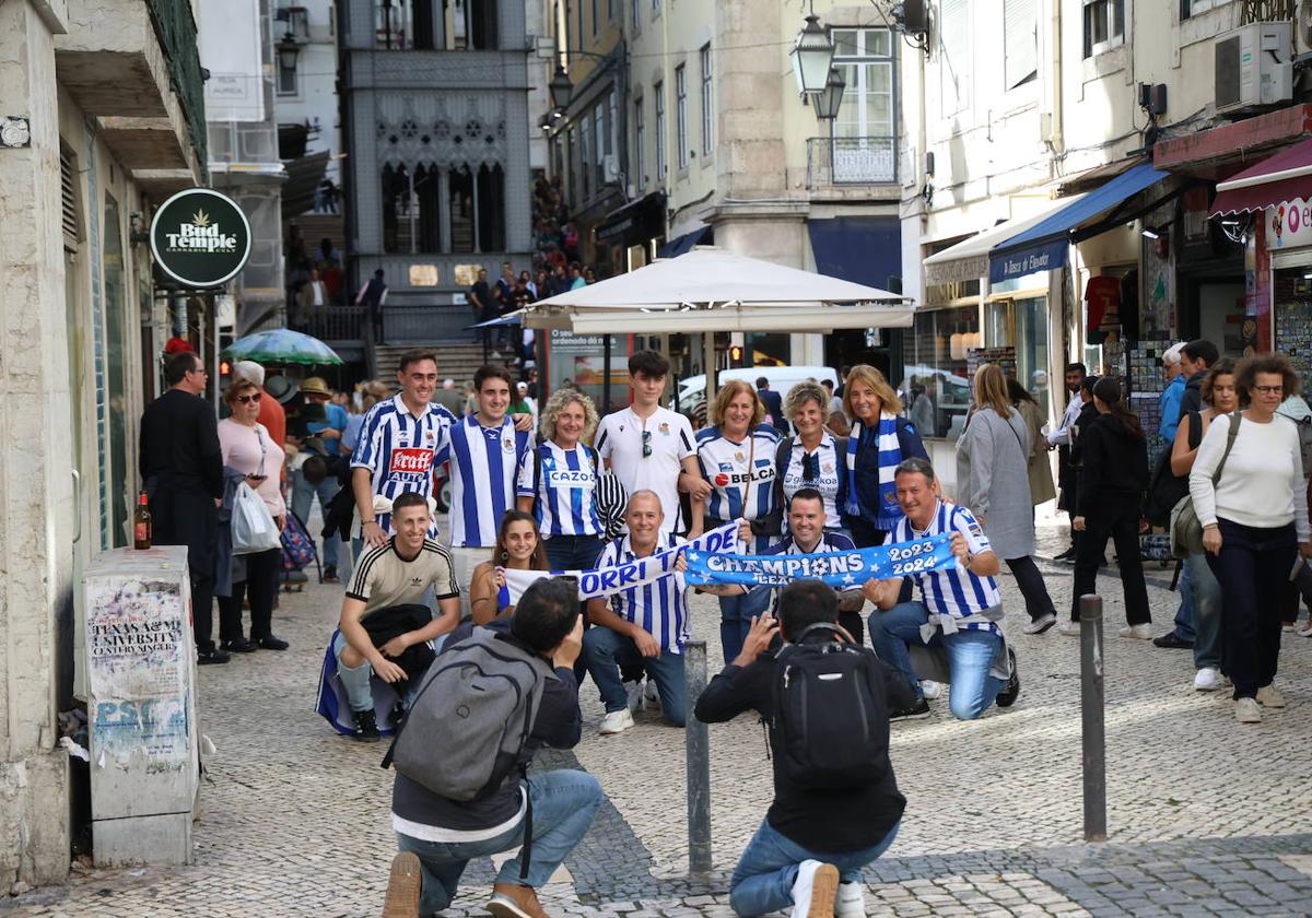 Aficionados txuri urdines en las calles de Lisboa.