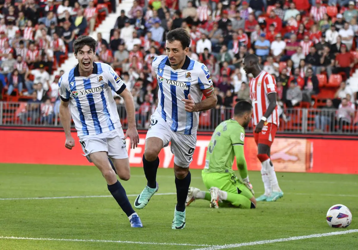 Oyarzabal celebra su gol tras peinar Aritz el esférico en el primer palo.