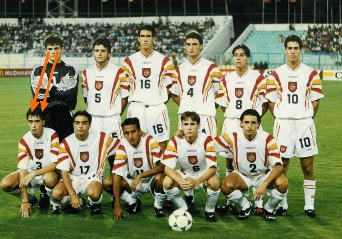 El humoritsa Zuhaitz Gurrutzaga, abajo a la izquierda, junto a Casillas (encima) y Xavi Hernández (a su derecha), En una foto del once de la selección sub17 del Mundial de 1997