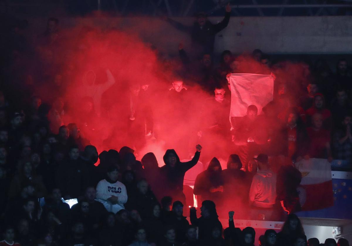 La afición del Benfica enciende las bengalas en el Reale Arena.