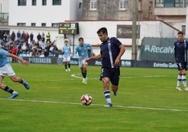 Marín conduce el balón en el campo de A Madroa.