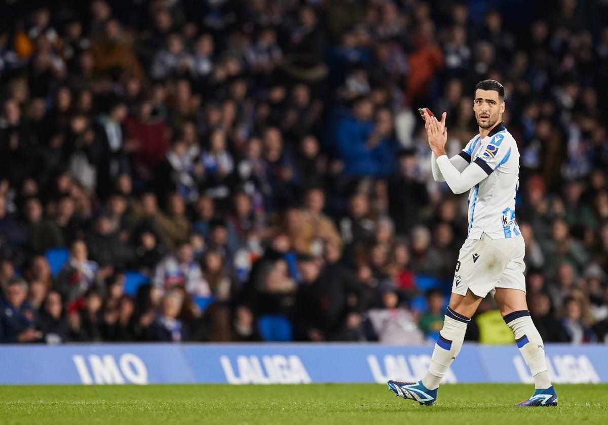 Mikel Merino aplaude a la afición de la Real en el momento en el que fue destituido contra el Sevilla.