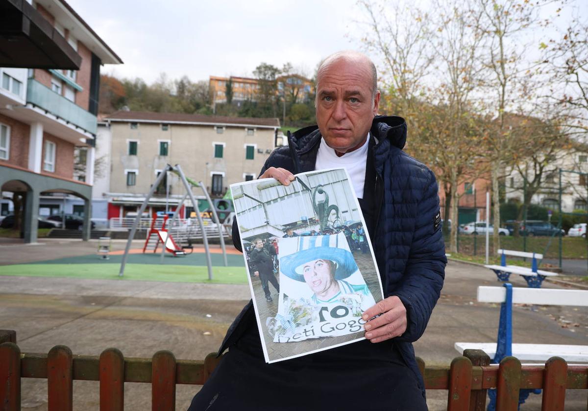 Iker Zabaleta sostiene una imagen de un acto en memoria de su hermano, Aitor Zabaleta.