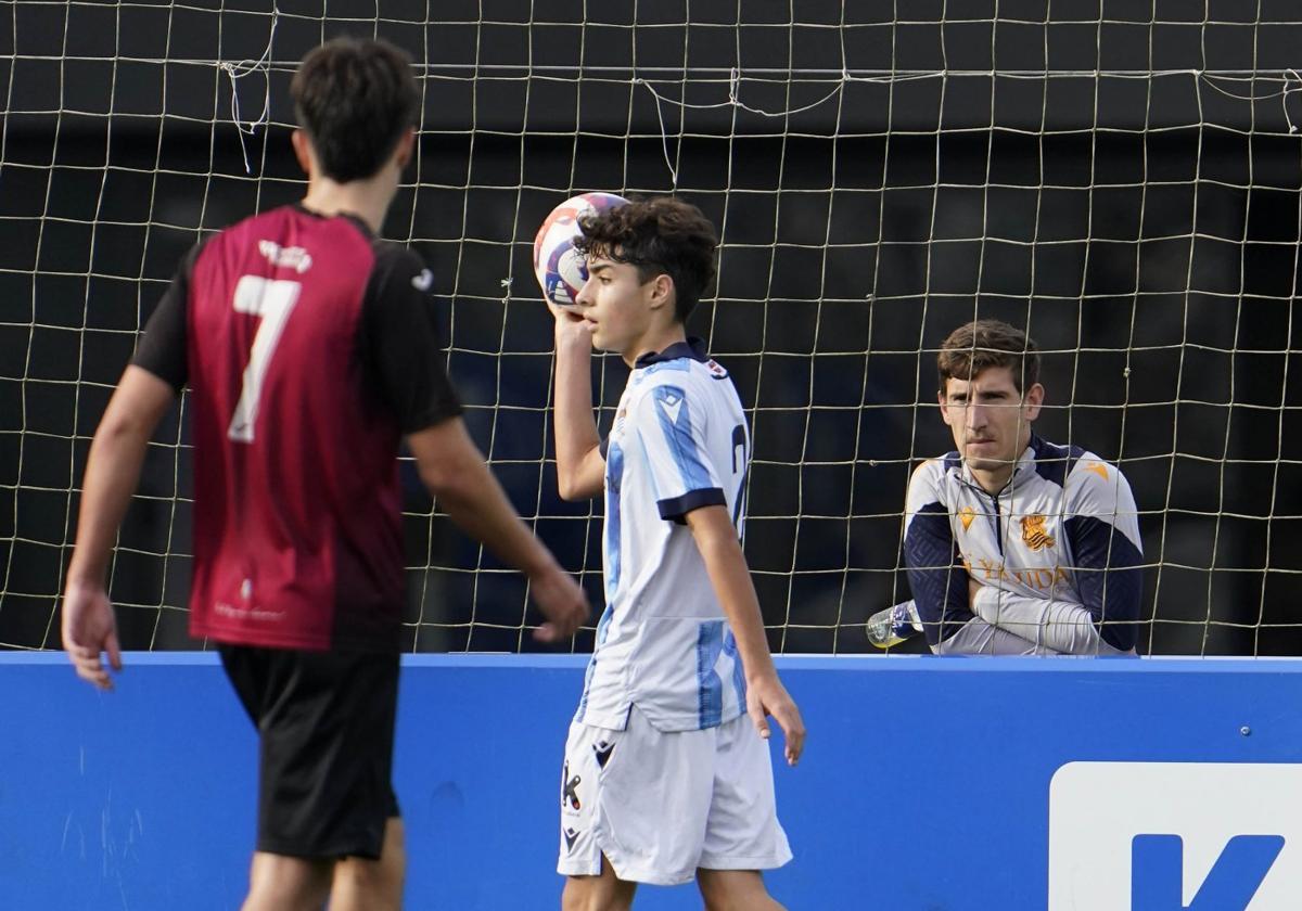 Aihen observa en primera línea el partido en Zubieta.