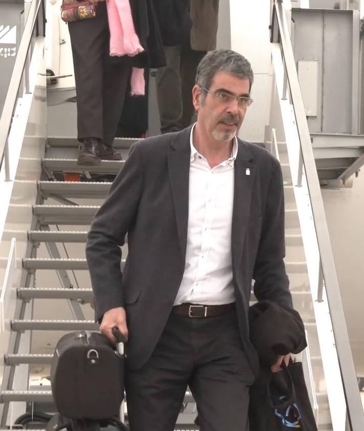 Imagen secundaria 2 - Xabi Prieto y Luis Arconada bajan las escaleras del avión; Mikel Merino se dispone a subir al autobús; y Eneko Goia, parte de la expedición del club.