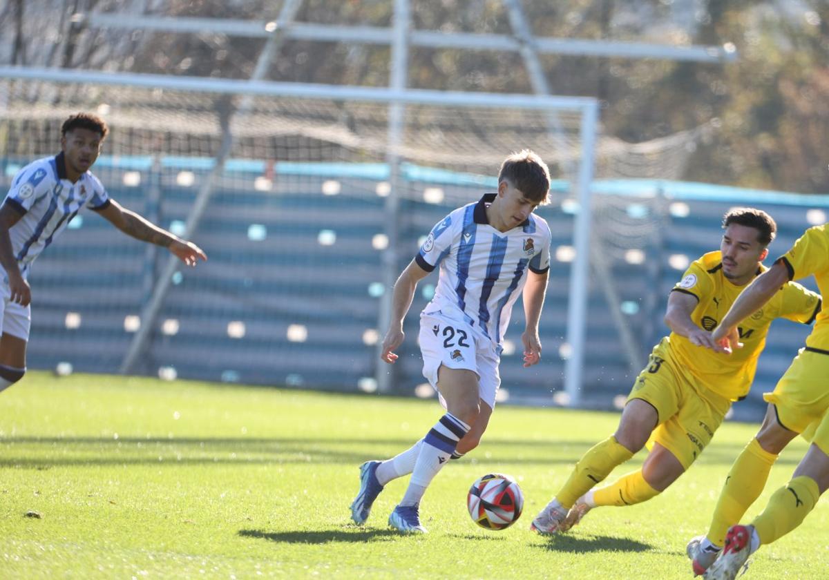 Rupérez conduce el esférico ante dos rivales del Unión durante el derbi disputado ayer en Zubieta.