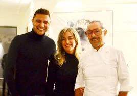 Joaquín, Lourdes Rekondo y el chef Iñaki Arrieta se fotografiaron anoche tras la visita del exfutbolista.