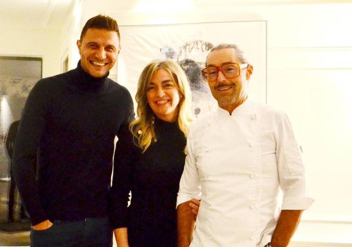 Joaquín, Lourdes Rekondo y el chef Iñaki Arrieta se fotografiaron anoche tras la visita del exfutbolista.