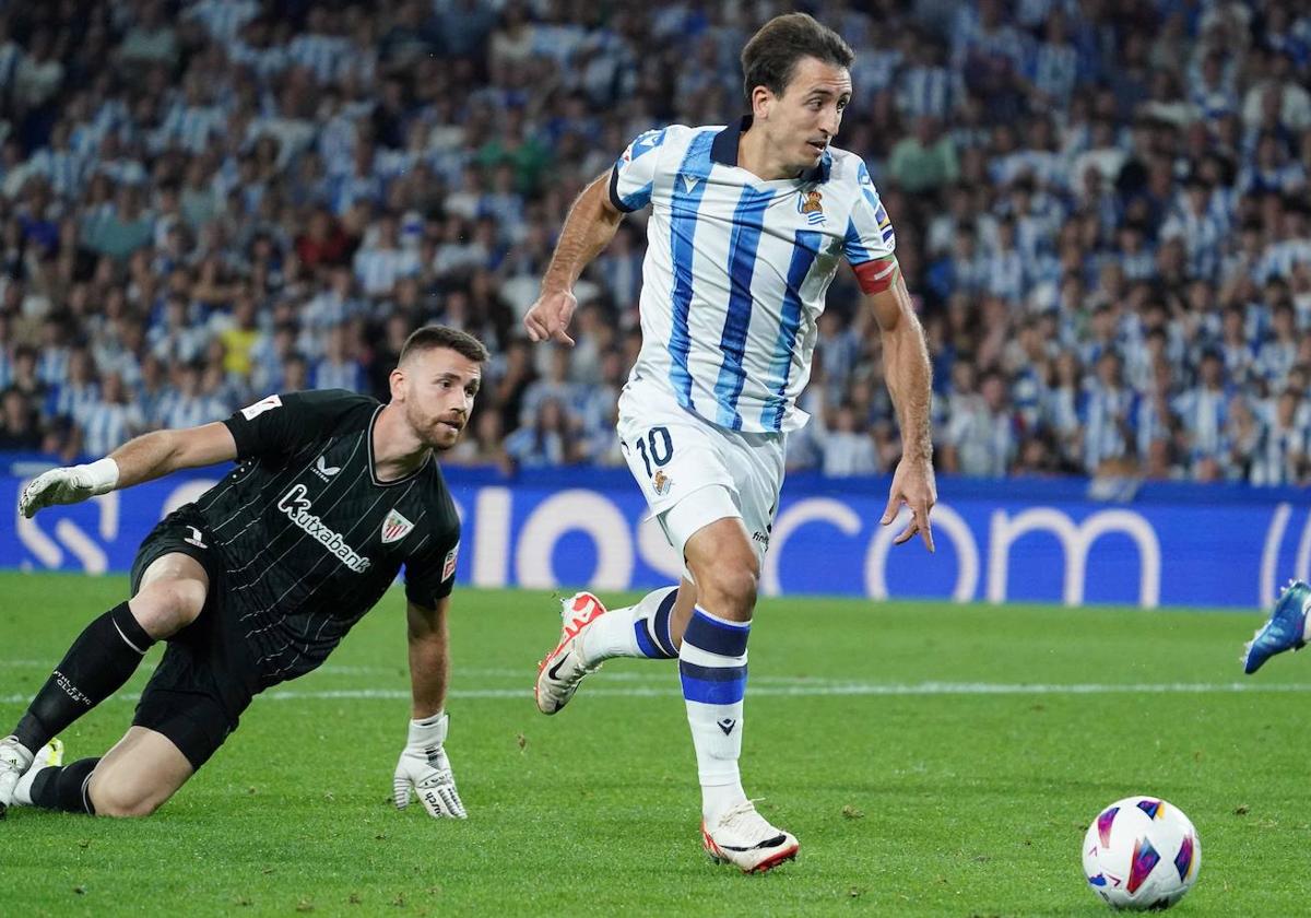 Mikel Oyarzabal se escapa de Unai Simón durante el derbi de esta temporada.