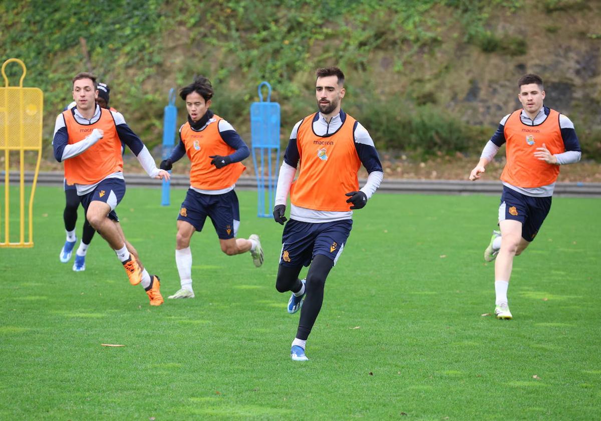 Brais Méndez, en el centro de la imagen, durante el entrenamiento de este miércoles en Zubieta.