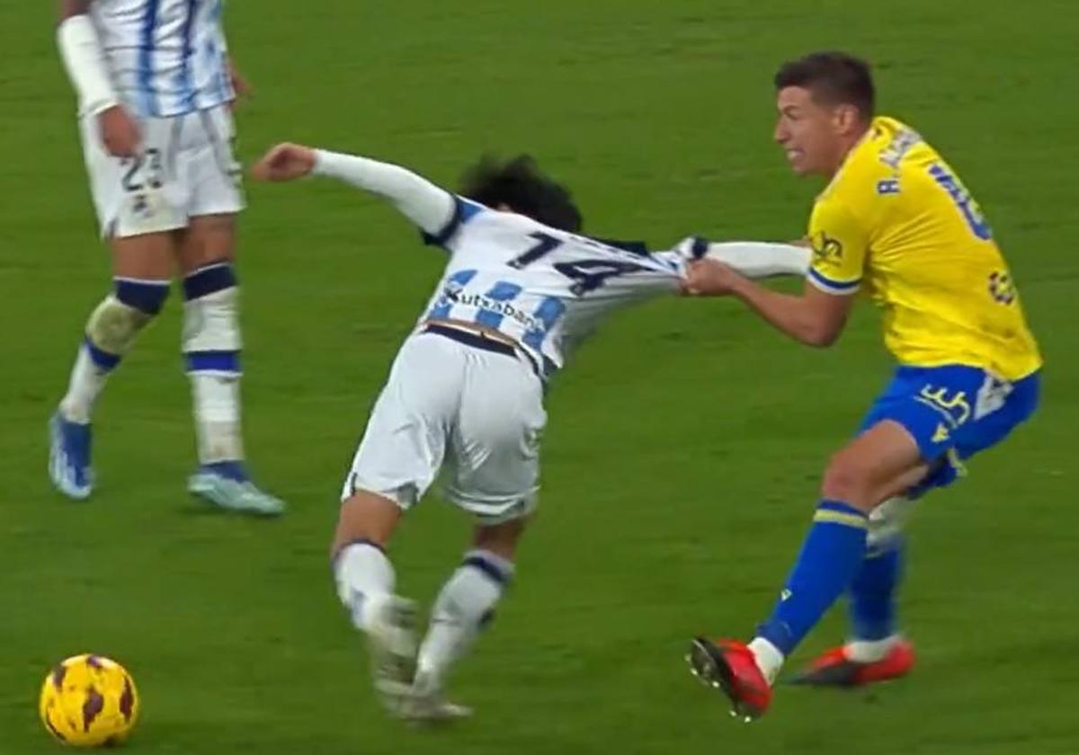 Rubén Alcaraz agarra antes de empujar a Take Kubo.