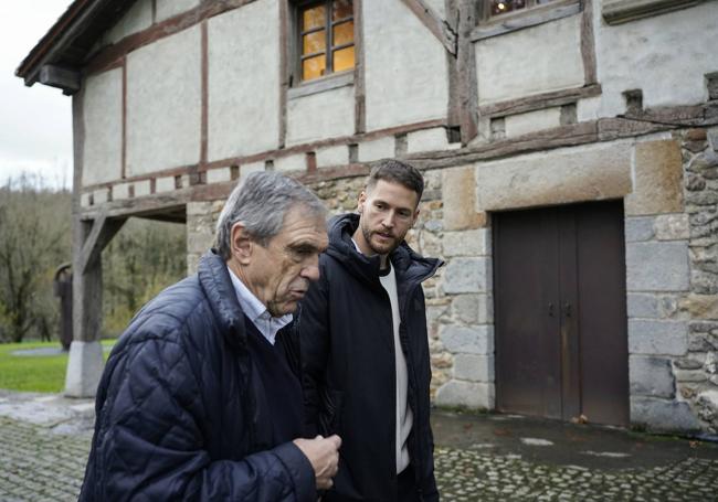 Arconada y Remiro conversan en las instalaciones de Chillida-Leku.