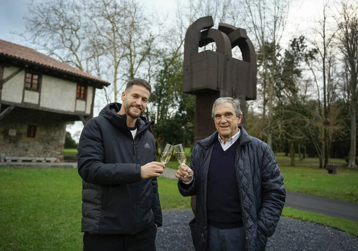 Luis Arconada y Álex Remiro desean un feliz 2024, un homenaje de altura a Chillida, que también fue portero de la Real.