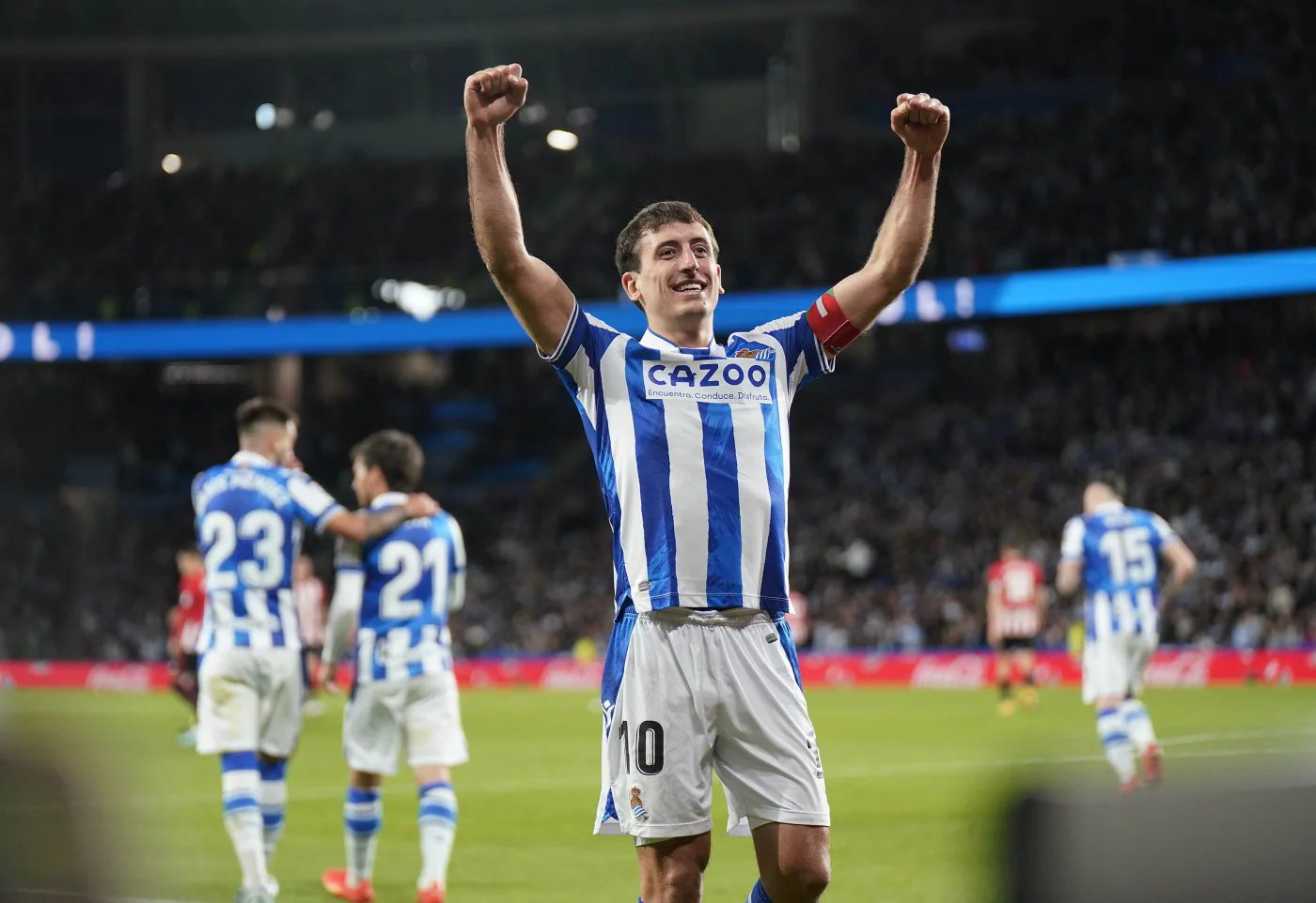 Oyarzabal celebra mirando a la grada el gol anotado ayer casi diez meses después. 