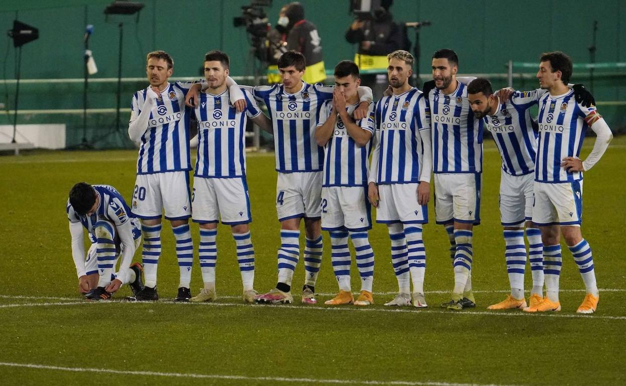 Los jugadores de la Real Sociedad siguen abrazados la tanda de penaltis ante el F. C. Barcelona en la semifinal de la Supercopa que les enfrentó en 2021. 