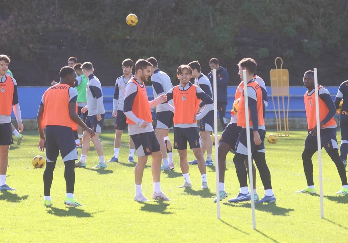 Take Kubo, junto a sus compañeros en el entrenamiento de este lunes de la Real Sociedad en Zubieta.